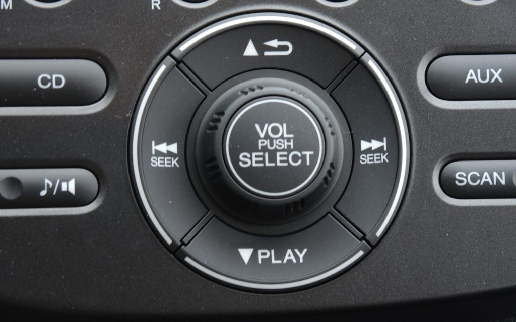 Un gros bouton central permet de gérer une partie du système audio.