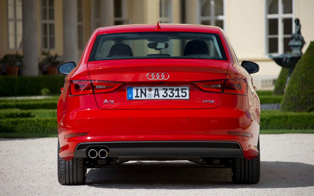 Audi A3 2015 - La forme des feux arrière souligne la largeur de la voiture