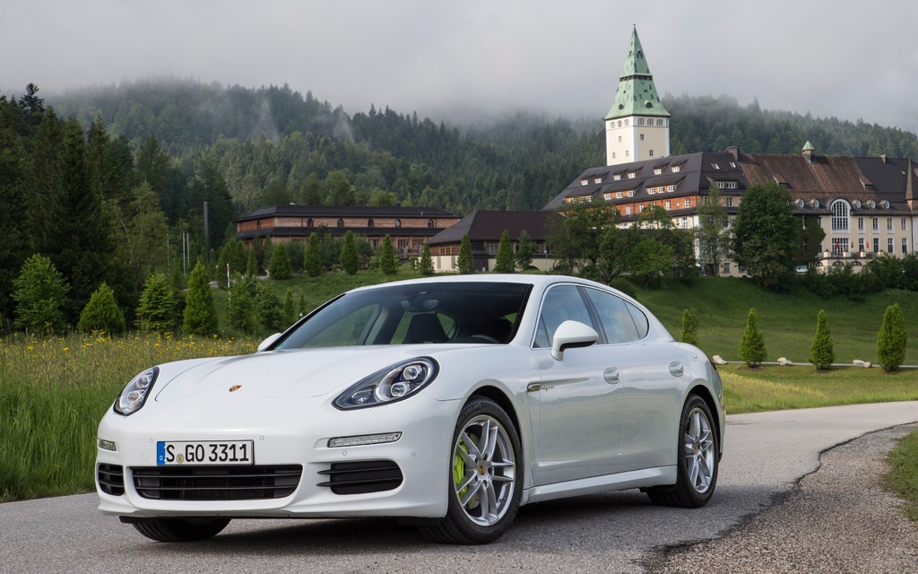 Porsche Panamera S E-Hybrid 2014 devant le Schloss Elmau en Bavière