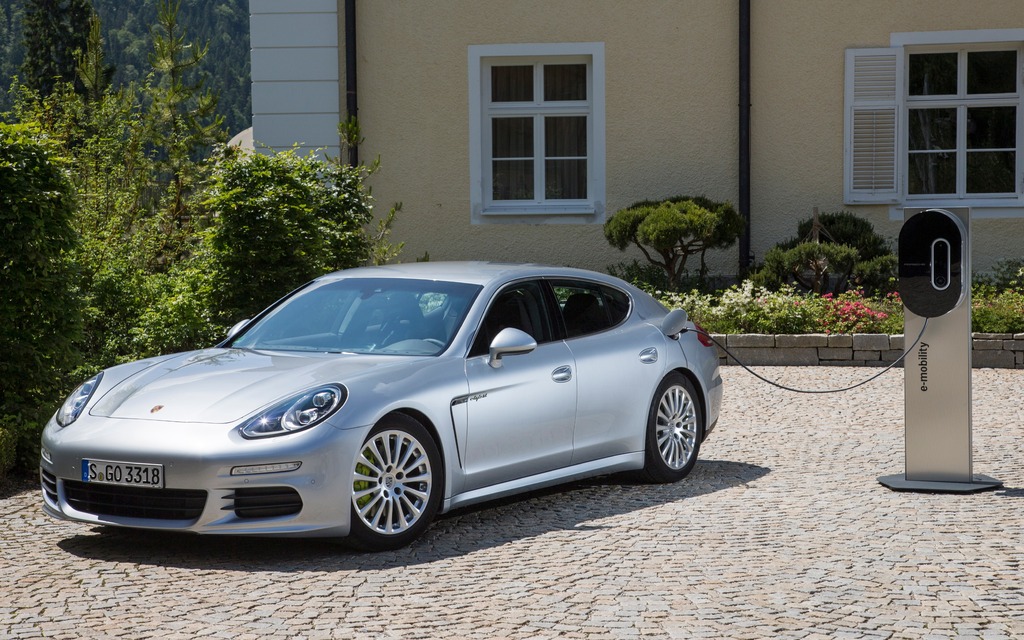 Porsche Panamera S E-Hybrid 2014 - Le chargeur très design de Porsche