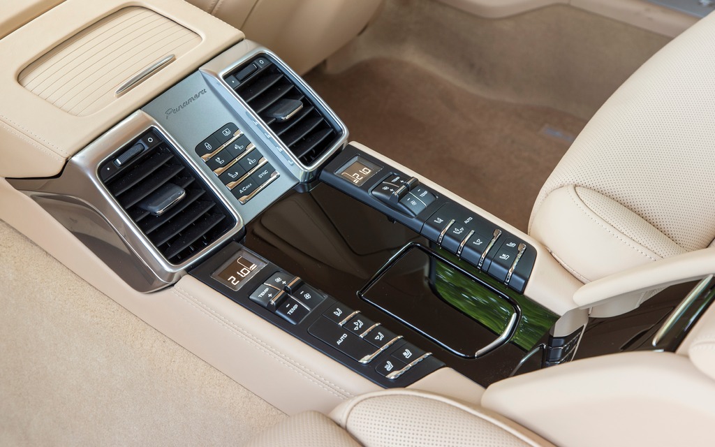 Porsche Panamera 4S Executive 2014 - Centrale console arrière