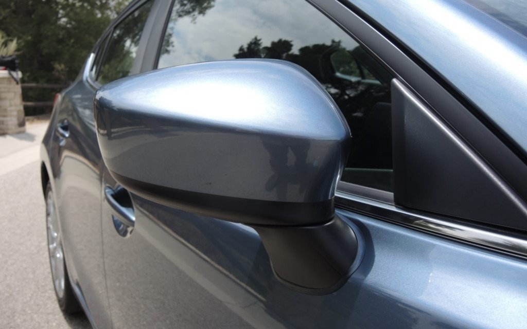 Very stylish, the exterior rearview mirrors are anchored to the door.