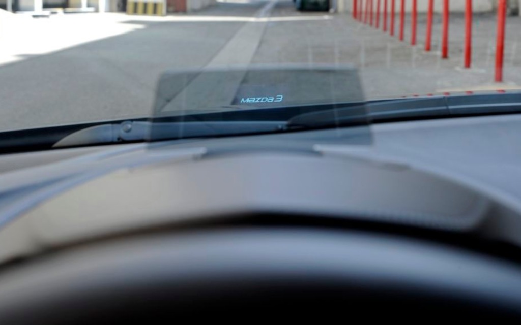 The head-up display is easy to consult.