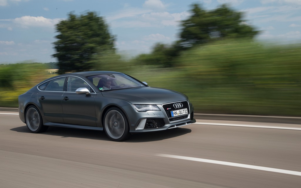 La RS7 affiche un rendement de 9,8 litres d’essence super au 100 km.