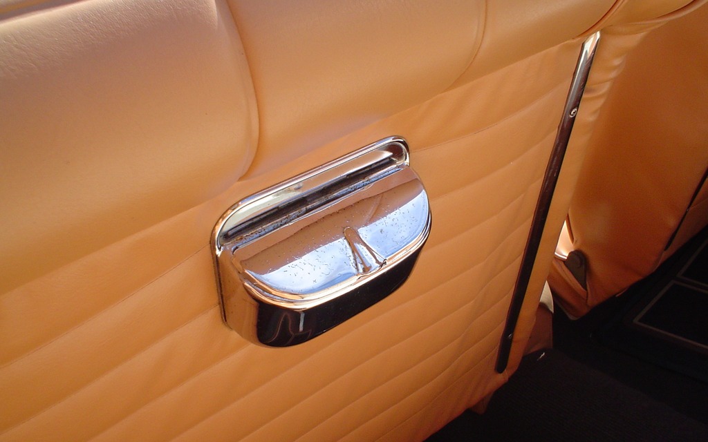 Un cendrier dans le dossier du siège avant. Les temps ont bien changé!