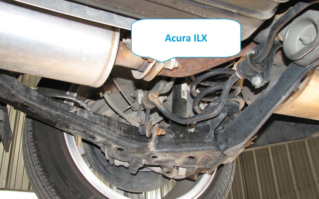 Suspension multibras à l'arrière pour la ILX. Tout est standard.