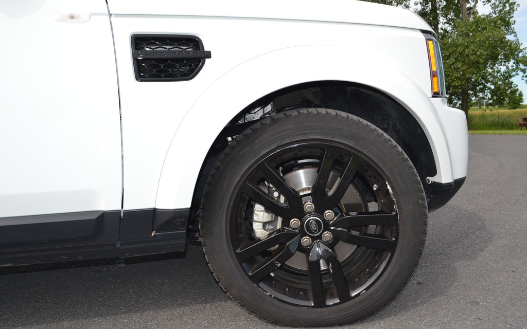 Attractive 20-inch wheels with black finish. 