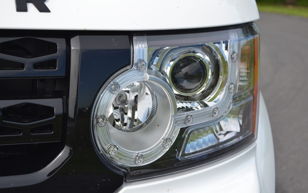  The headlight and taillight clusters are very stylishly designed. 