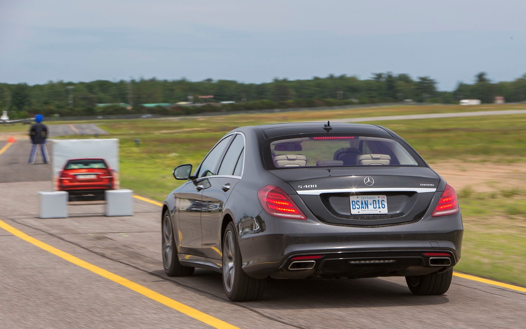  2014 Mercedes-Benz S-Class - Automatic braking by the Pre-Safe system.