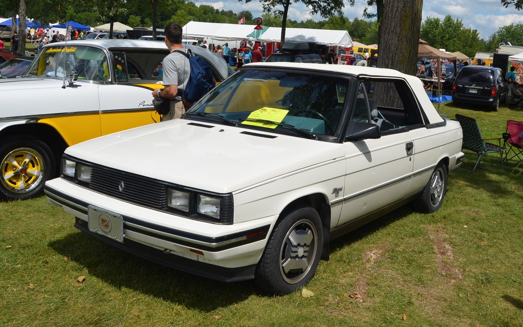 Renault Alliance 1985 avec plaque Cadillac. Du simili haut de gamme...