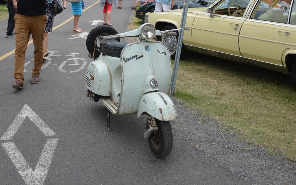 Un bon moyen pour se déplacer dans une exposition de voitures anciennes!