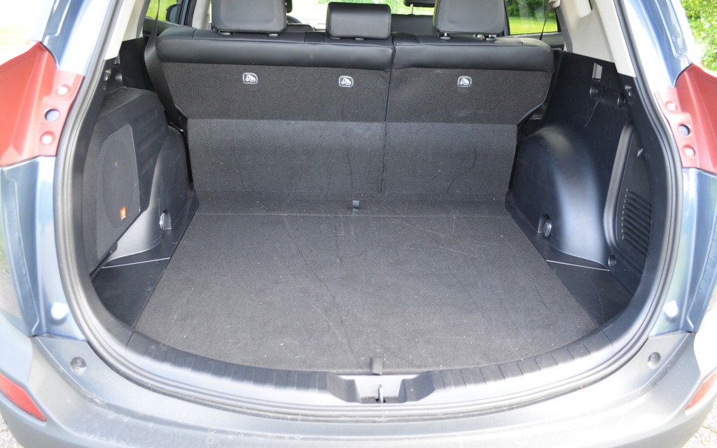 The rear seat backs are in place, the trunk capacity is 1,087 litres.