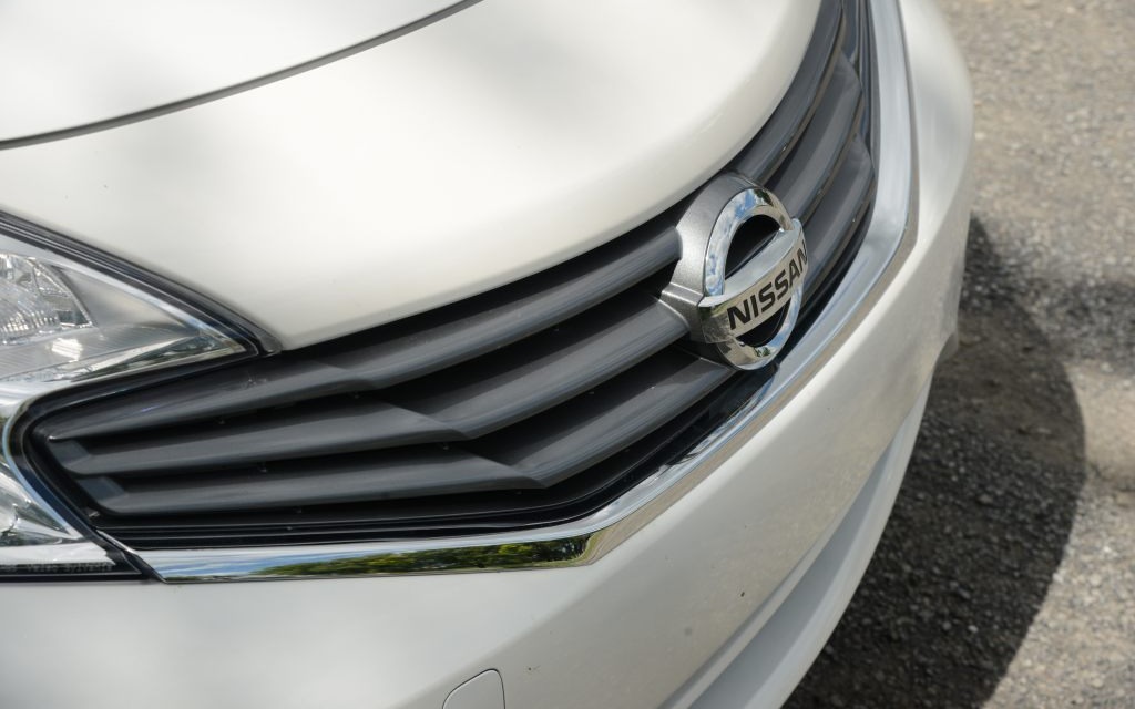 Les angles de la Nissan sont plus aigus que sur la Toyota.