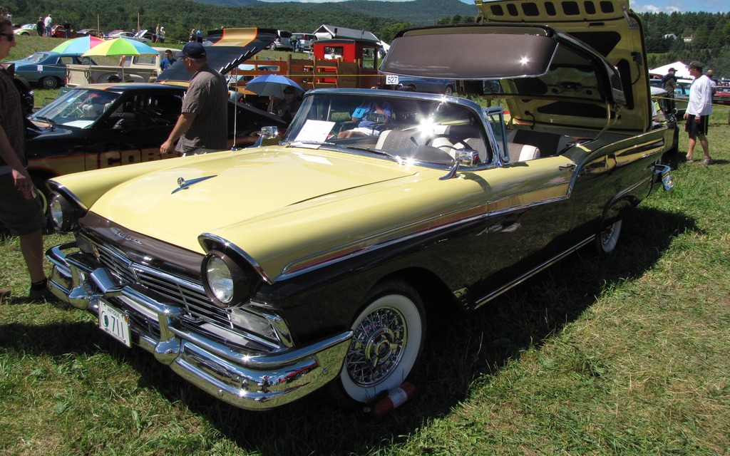 1957 Ford Fairlane 500 (Owner: Bob Boulanger)