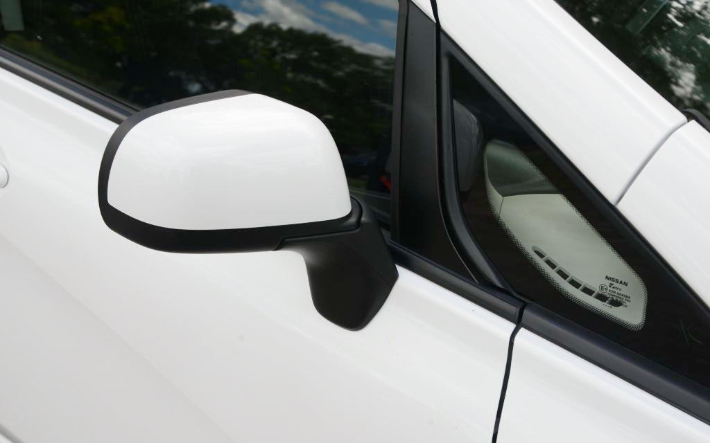  There’s a contrasting rim around the Note’s rearview mirrors.