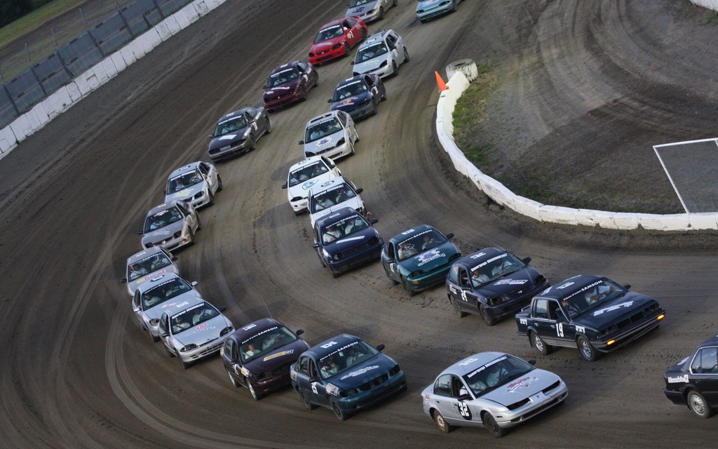 Les voitures enlignées pour le départ de la course