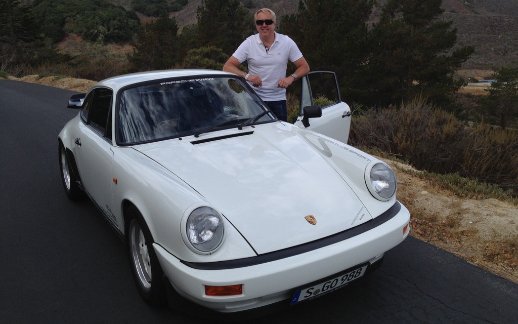 Gabriel Gélinas pose fièrement aux côtés d'une Porsche 911