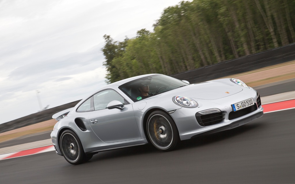 Porsche 911 Turbo S 2014 sur le circuit de Bilster Berg en Allemagne