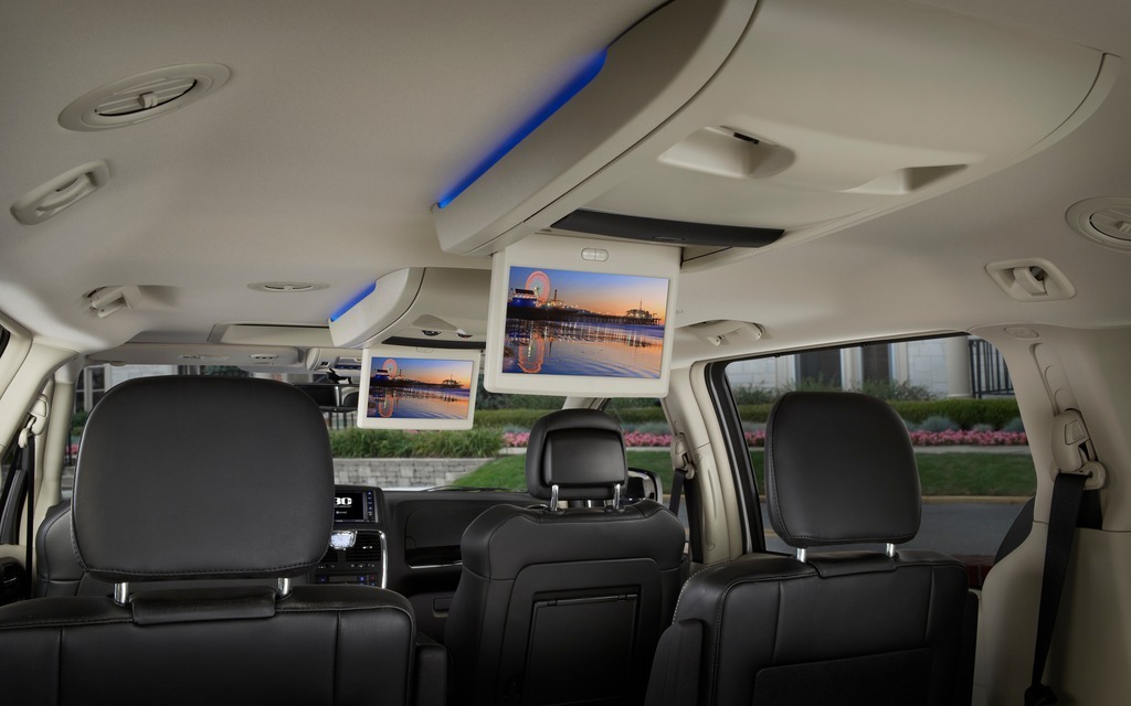 2014 Chrysler Town & Country 30th Anniversary Edition 