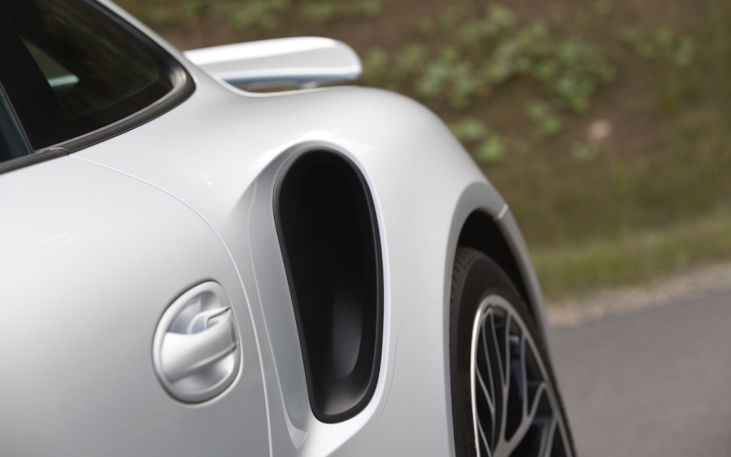 2014 Porsche 911 Turbo S: Lateral air intakes.