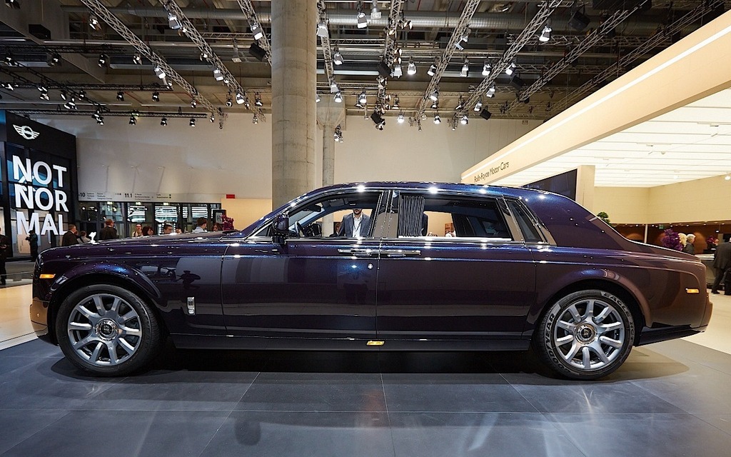 Rolls-Royce Phantom Celestial : Ciel de toit sous une nuit étoilée