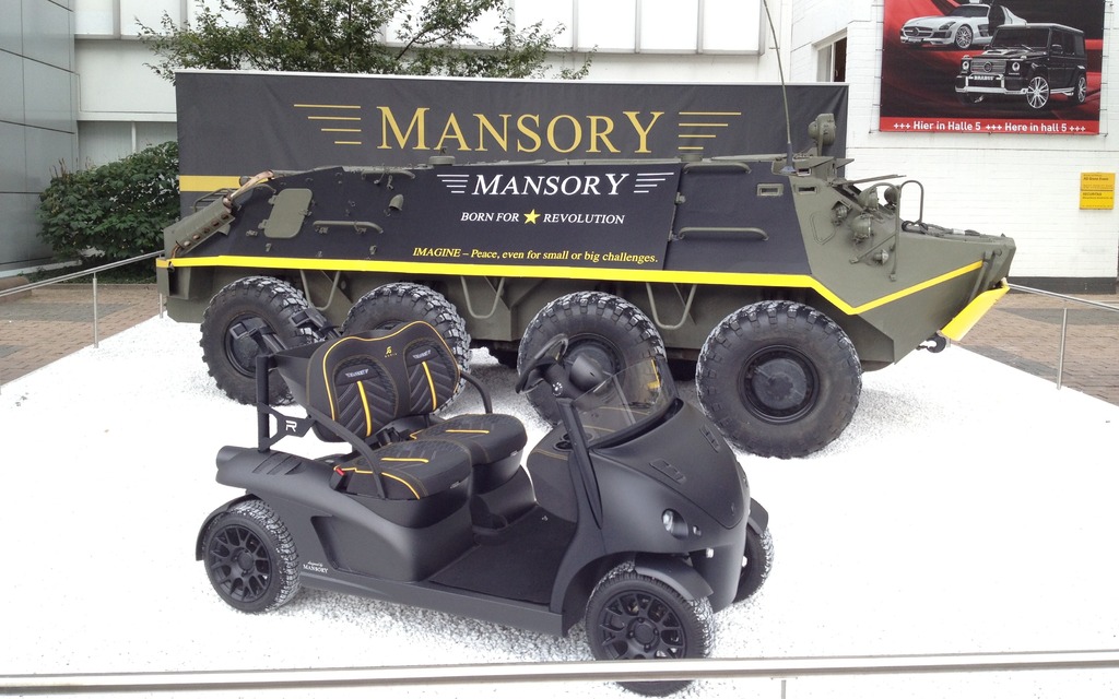 Kart de golf et véhicule militaire modifiés par Mansonry