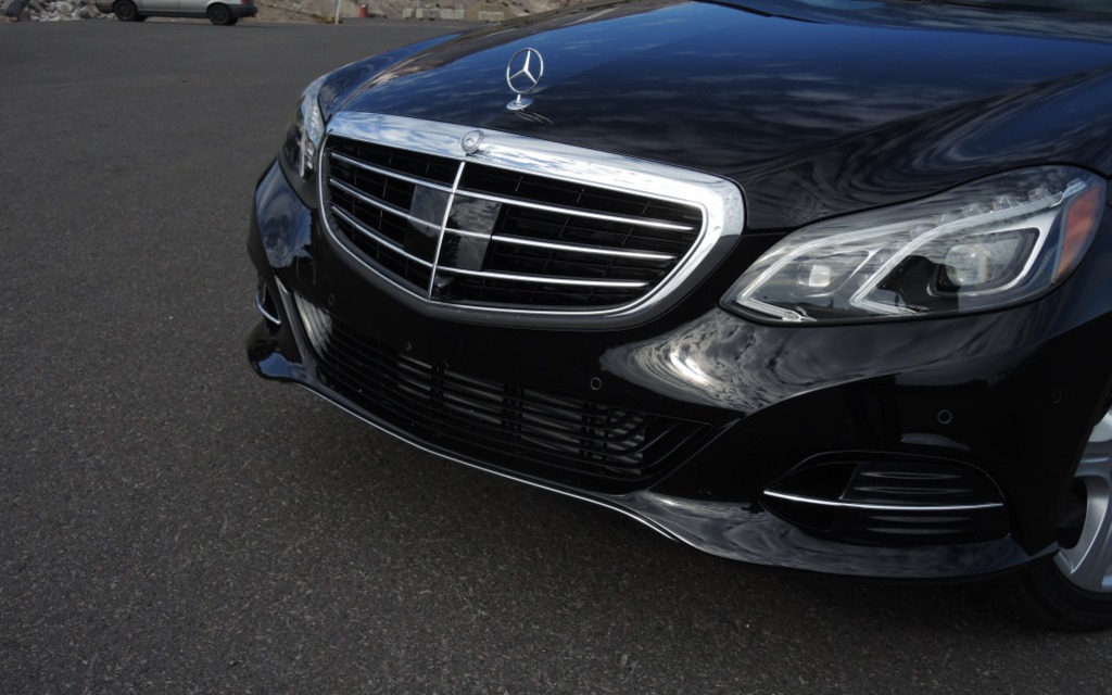 This time, the star is mounted on the hood.