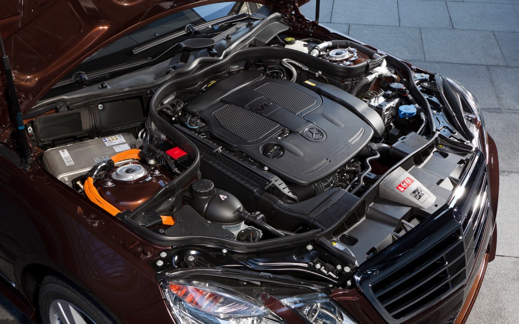The E400 Hybrid’s 3.5-litre V6 engine.