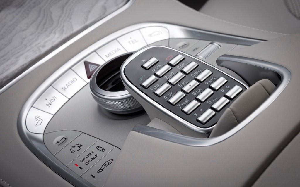 COMAND telematics system controller and keypad for dialling.