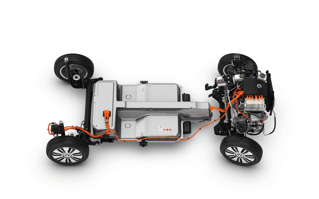 La batterie est positionnée sous le plancher, au centre de la voiture.