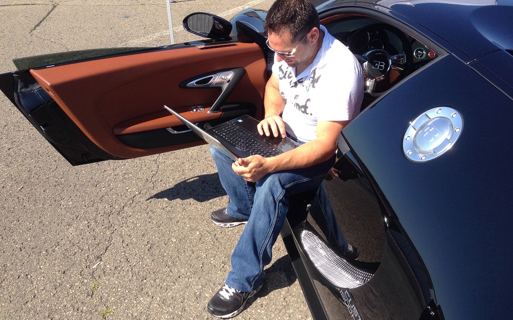 Laurent Nathan vérifie les réglages de la Veyron au circuit ICAR