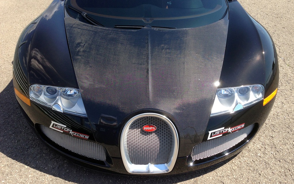 Gros plan sur le capot en fibre de carbone de la Veyron façon Custom Rides