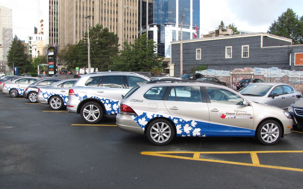 Cinq voitures colorées au port d'Halifax