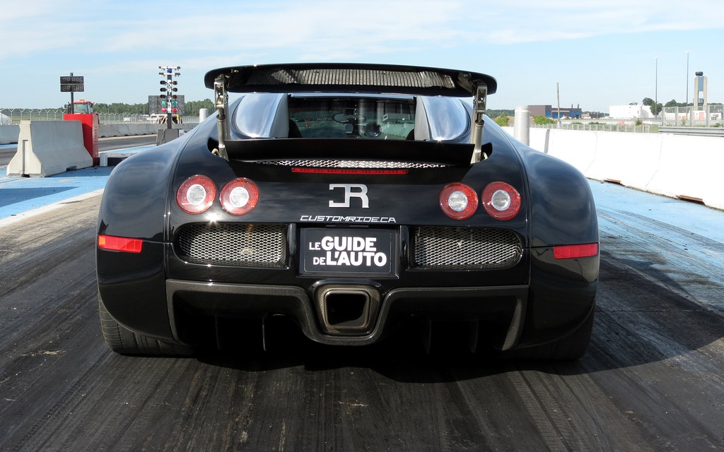 The Veyron ready for take-off with its spoiler deployed at Circuit ICAR.