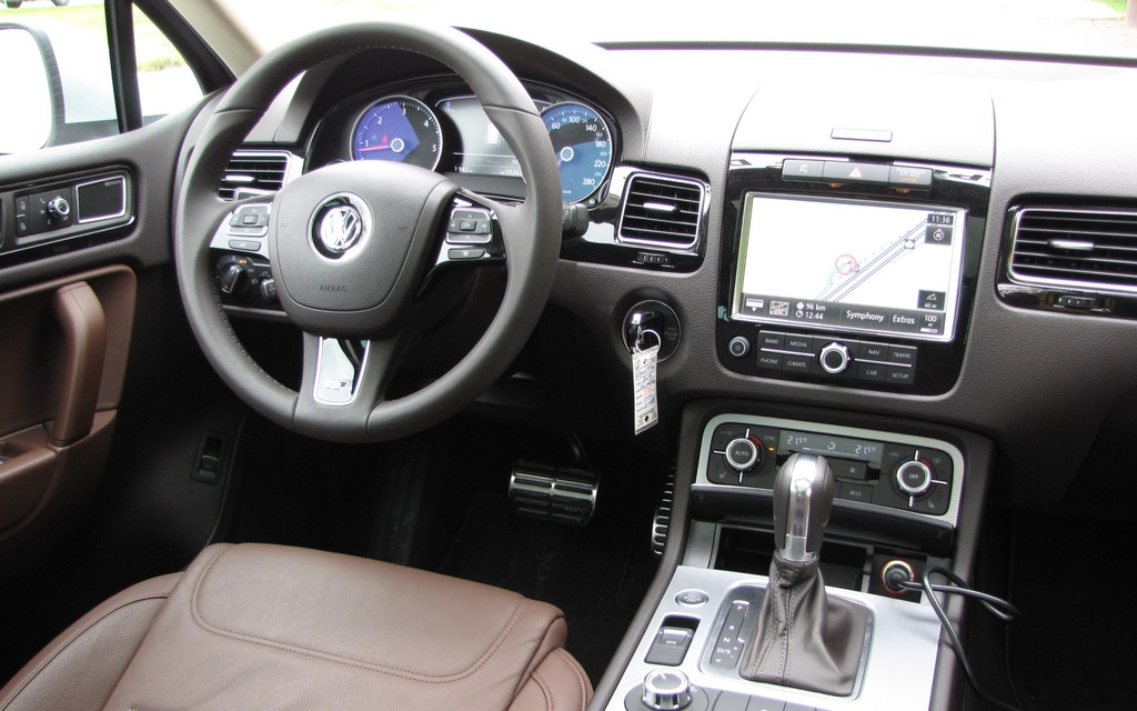 The beautiful Touareg’s large central console.
