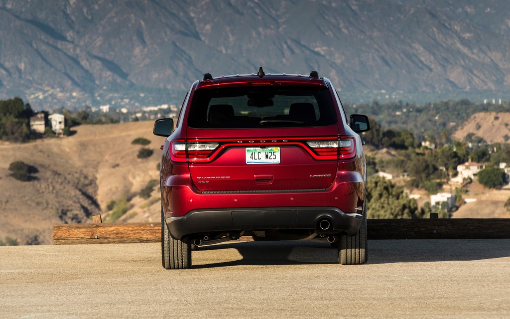 The Durango offers a good towing capacity: 2,812 kg or 6,800 lbs.