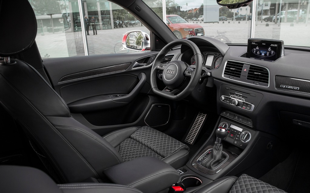 Audi RS Q3 - Habitacle avec volant sport et pédalier au look alu