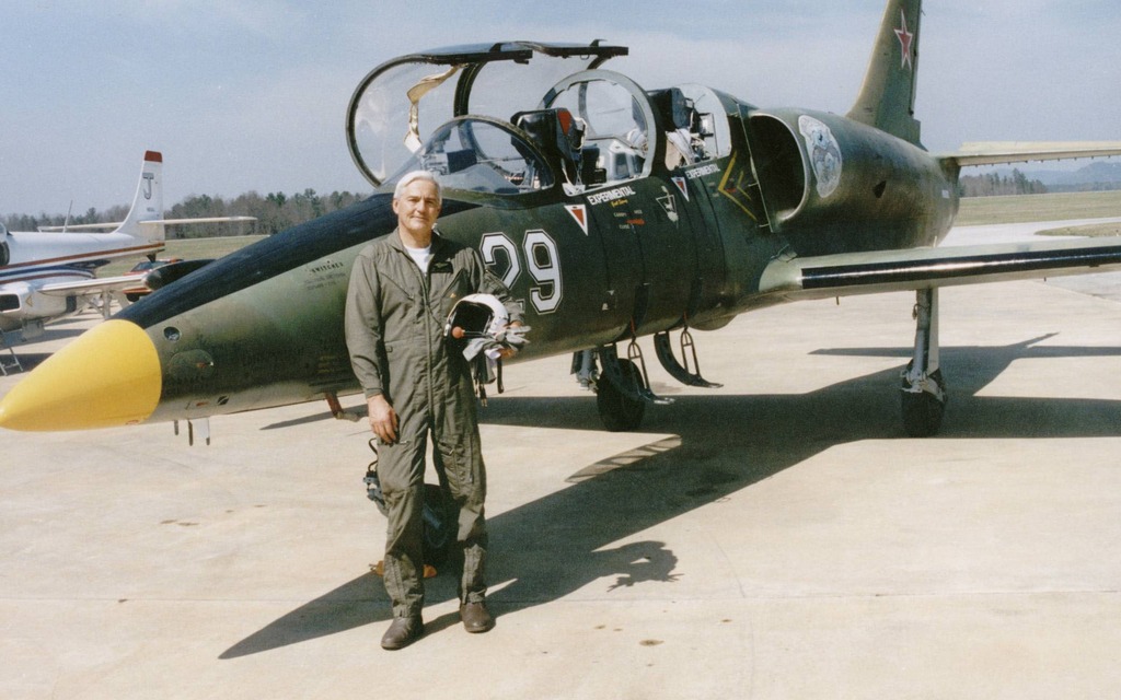 Roberts Lutz et son avion de chasse qu'il pilote lui-même
