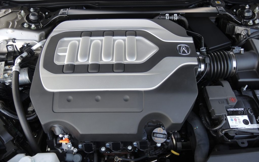 Contrairement à la Mercedes-Benz , seul le moteur V6 est disponible.
