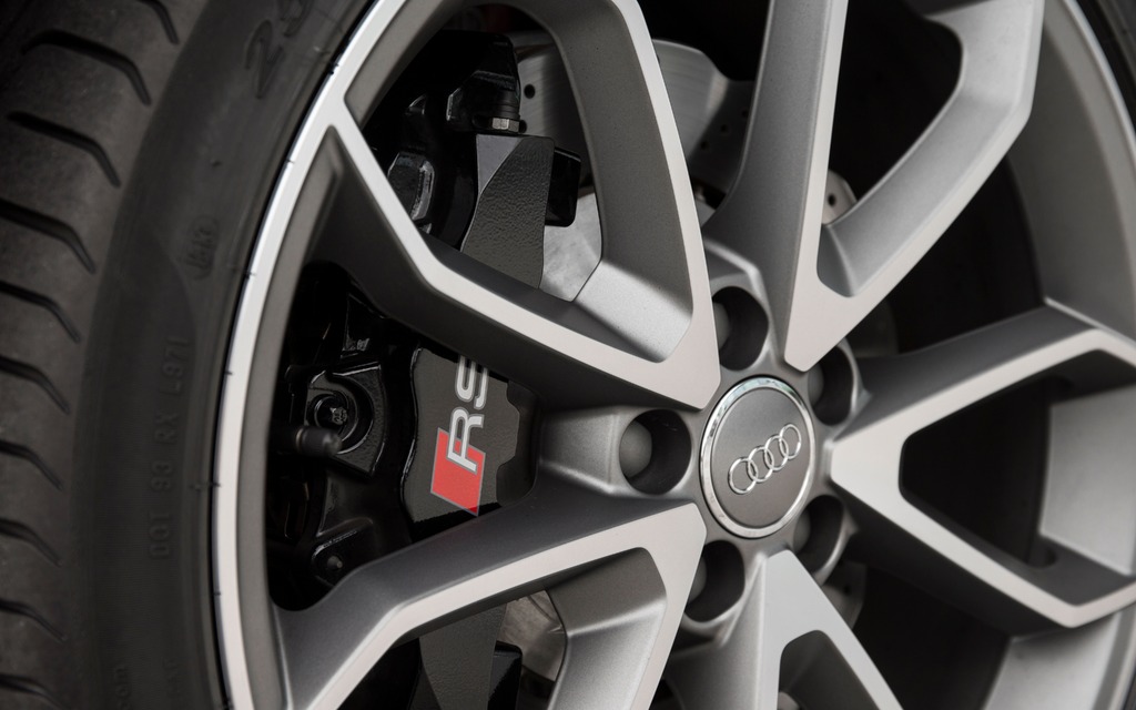 19-inch alloy rims and 365-millimetre front brakes.