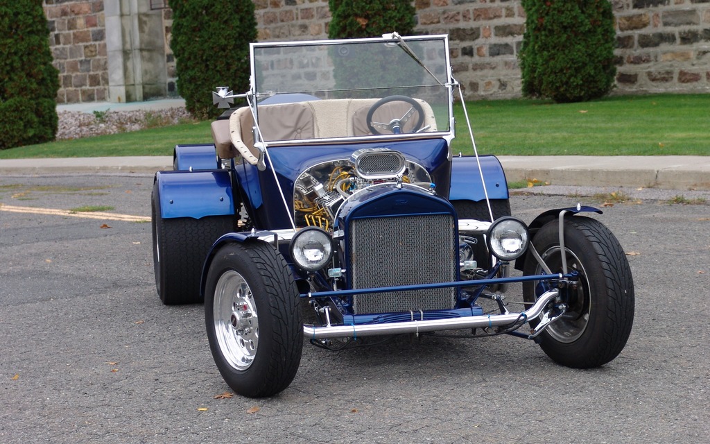 On voit bien la forme du radiateur d'une Ford Model T