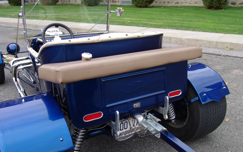 En lieu et place d'un coffre, on retrouve le réservoir d'essence.