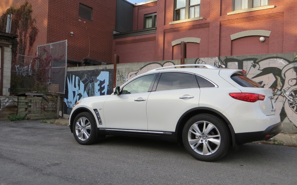 The 2014 Infiniti QX70 sports one of the boldest looks in its class.