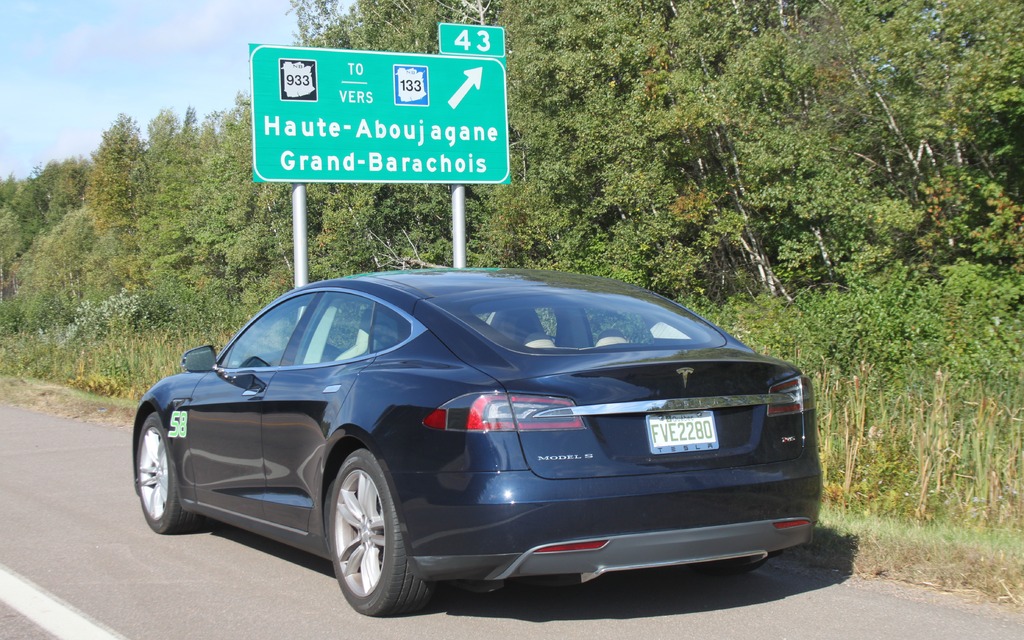 La Tesla S en route vers l'Acadie. Les panneaux ne mentent pas!