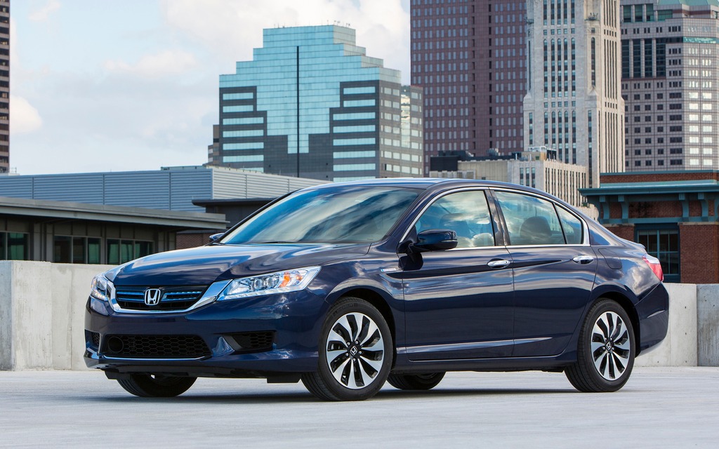 The Accord Hybrid stands out with special rims and various bluish accents..