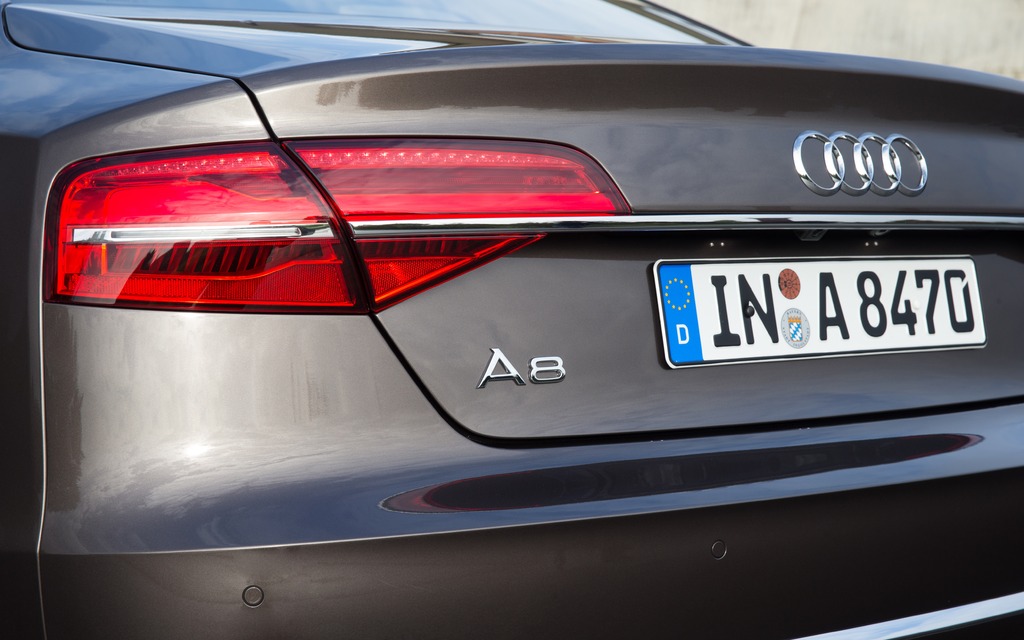 Audi A8 2015 - Subtile bande de chrome reliant les feux arrière