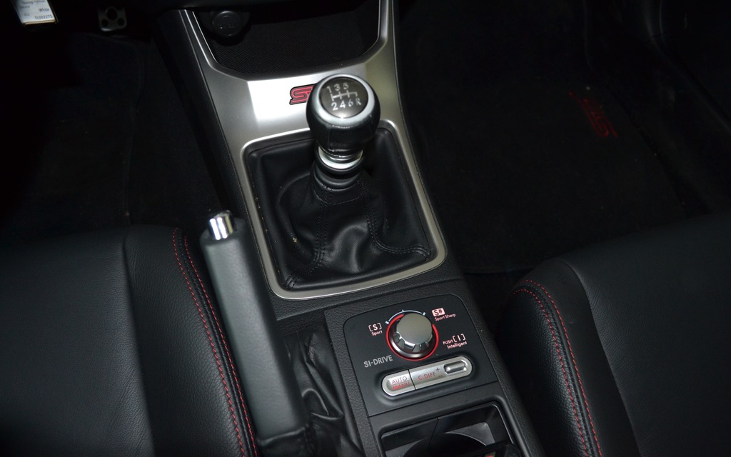 La WRX propose de série une boîte manuelle à six rapports