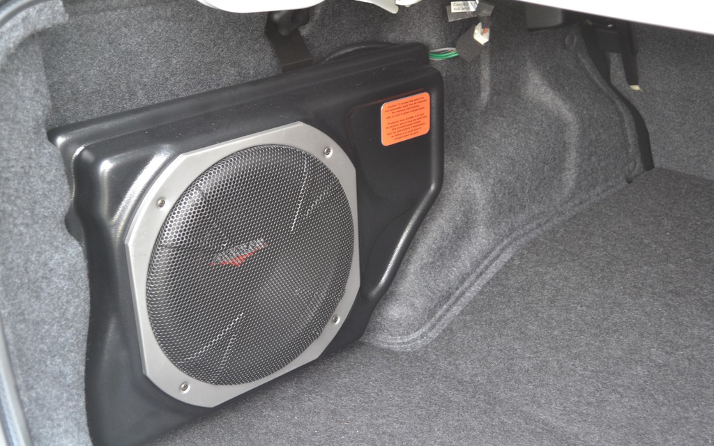 On remarque l’ajout d’un caisson de sous- graves au système audio