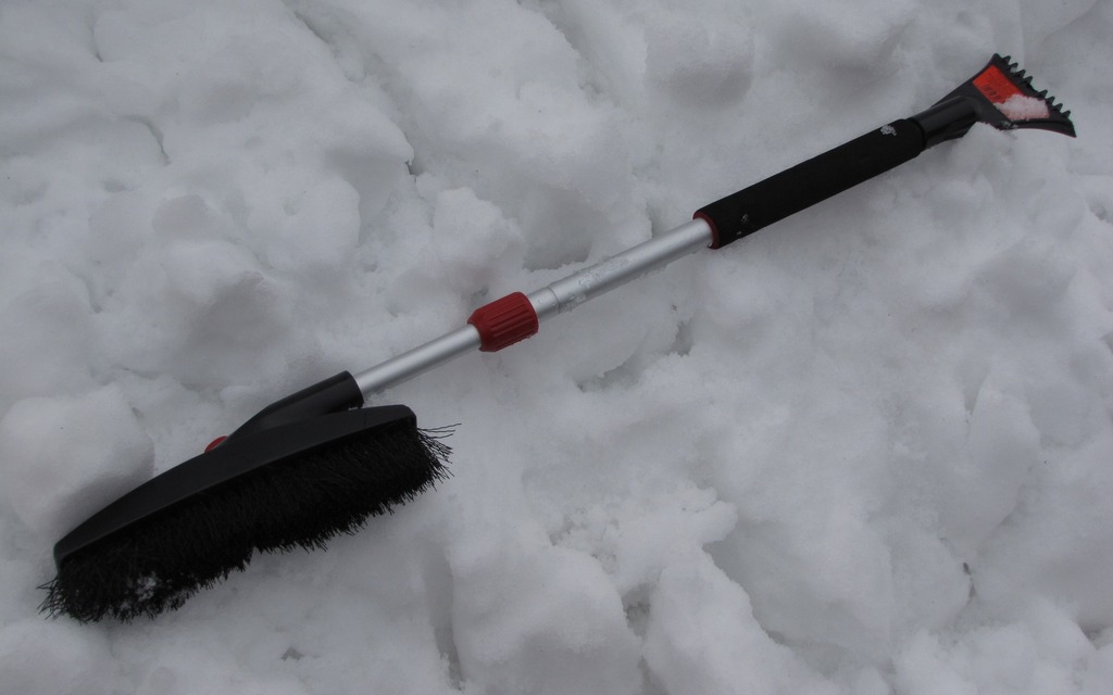 4- Ice scraper and brush: Your best friend on winter mornings.