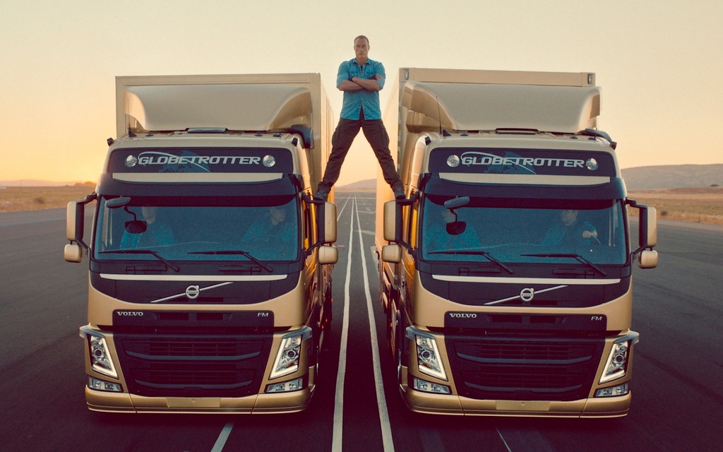 Jean-Claude Van Damme et deux camions Volvo